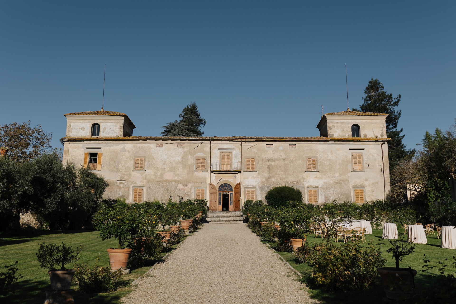 CheChic! - Destination wedding Italy - Wedding at Villa di Lilliano Villa Medicea di Lilliano is a historic and romantic wedding estate set in the rolling Chianti hills just south of Florence, Italy.