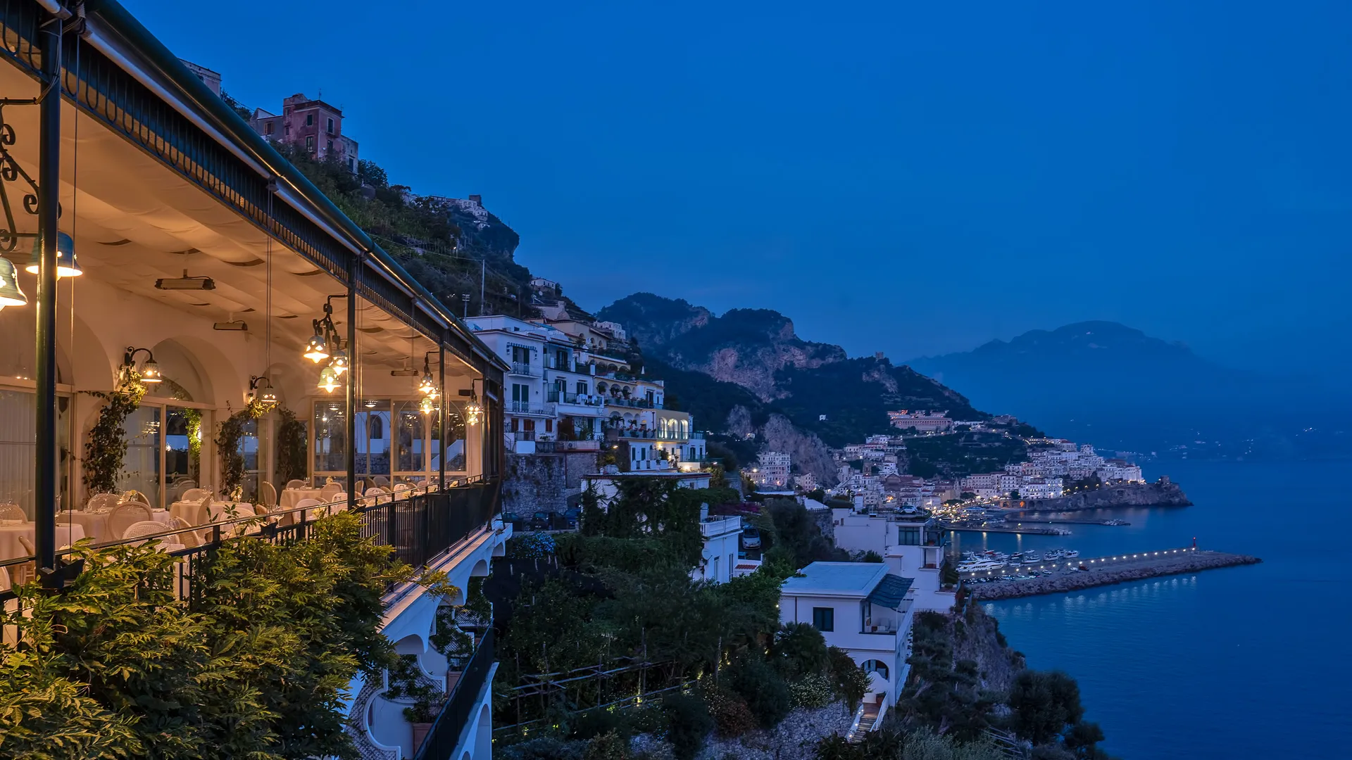 The view ad night of Hotel Santa Caterina: unforgettable weddings on the Amalfi Coast.