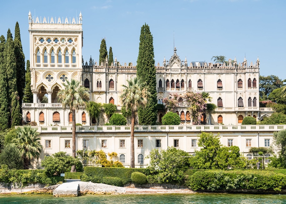 Isola del Garda is a truly magical wedding destination. This historic villa, surrounded by lush gardens, Venetian-style architecture, and panoramic lake views, offers an extraordinary setting for unforgettable celebrations.