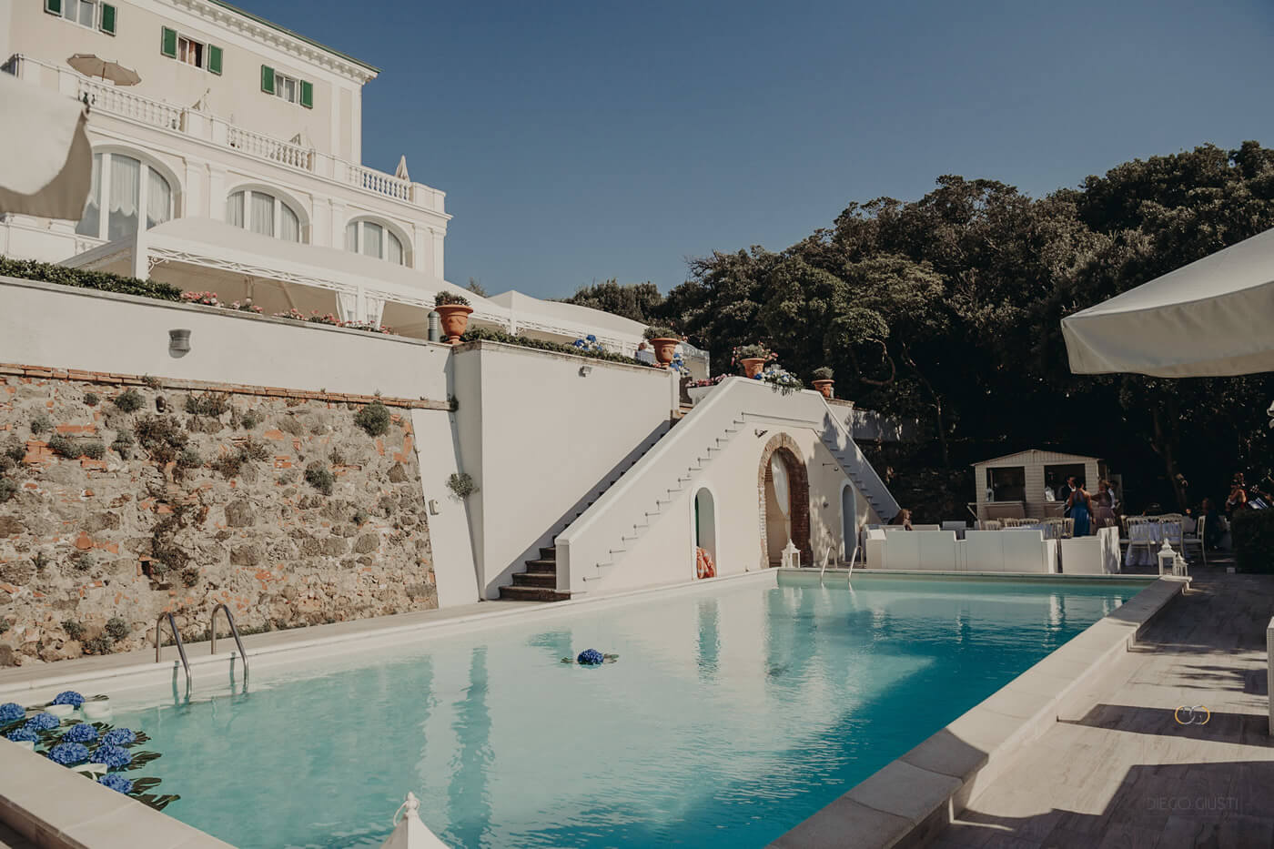 The pool of Villa Parisi: unforgettable location for seaside weddings in Tuscany
