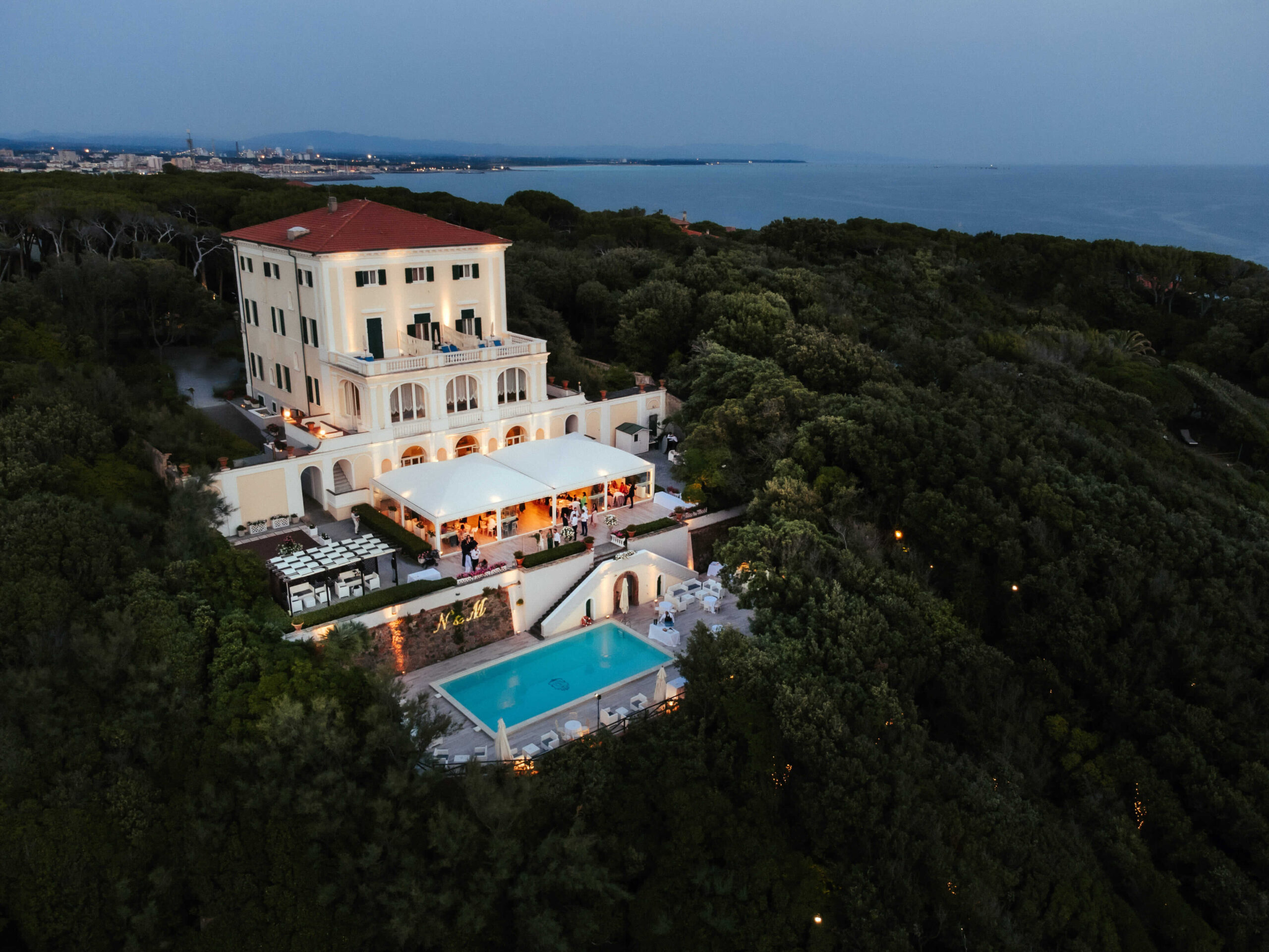 The evening at Villa Parisi: unforgettable location for seaside weddings in Tuscany