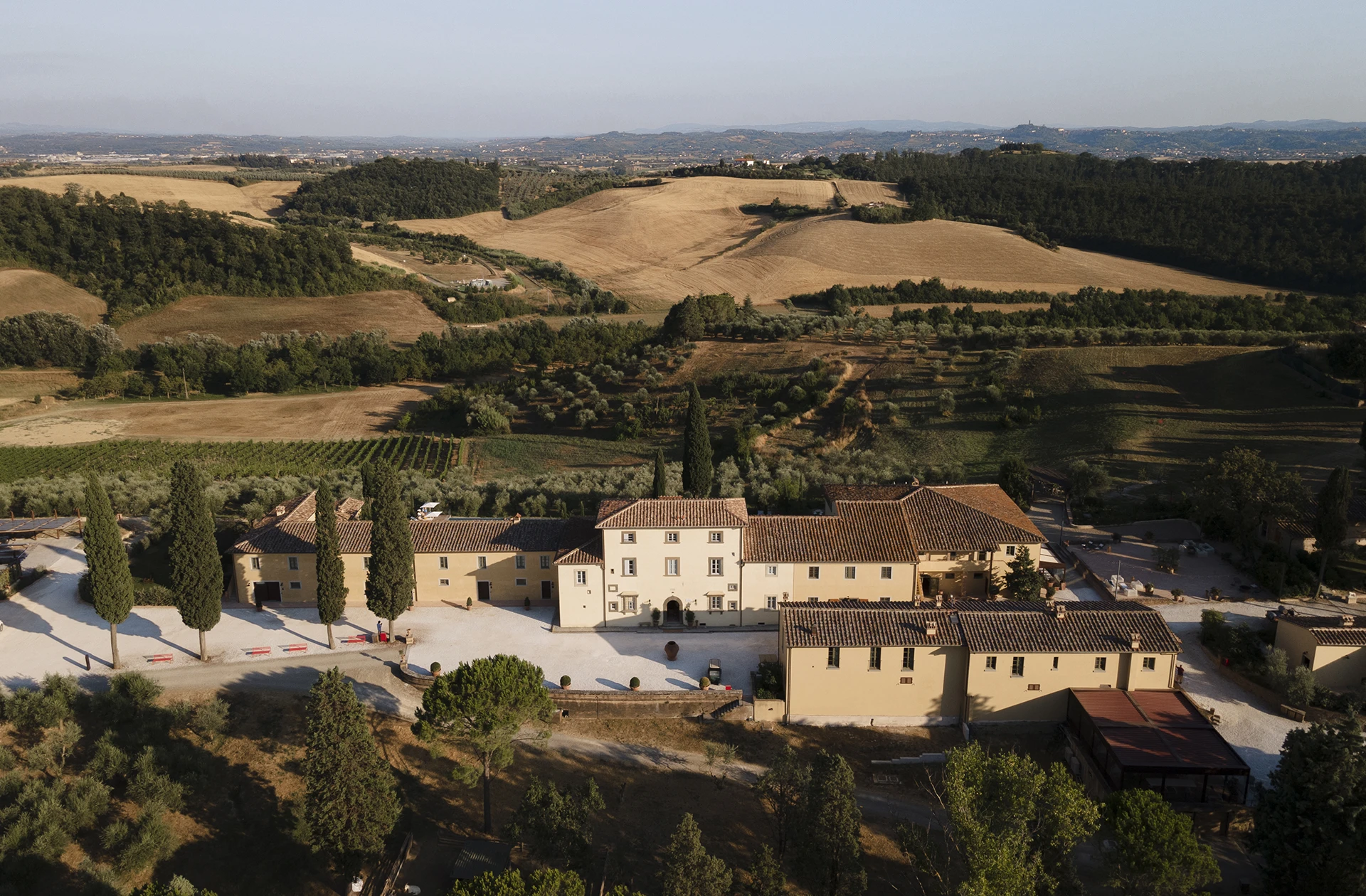 The view from above of Villa Petriolo: intimate setting for unforgettable weddings in the heart of Tuscany