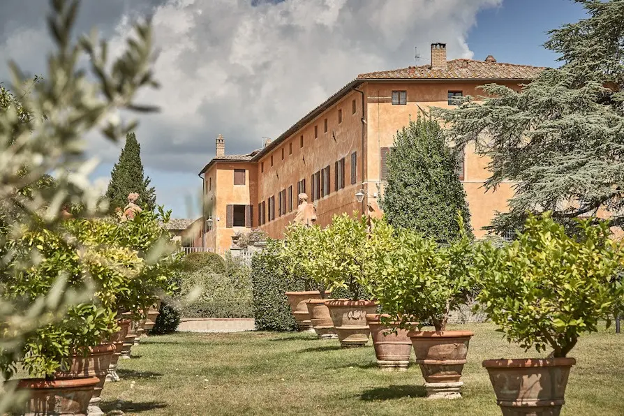 Villa Catignano is a romantic 17th‑century Tuscan villa and wedding estate set amid rolling vineyards, olive groves and manicured Italian gardens near Siena in the heart of the Chianti Classico region.