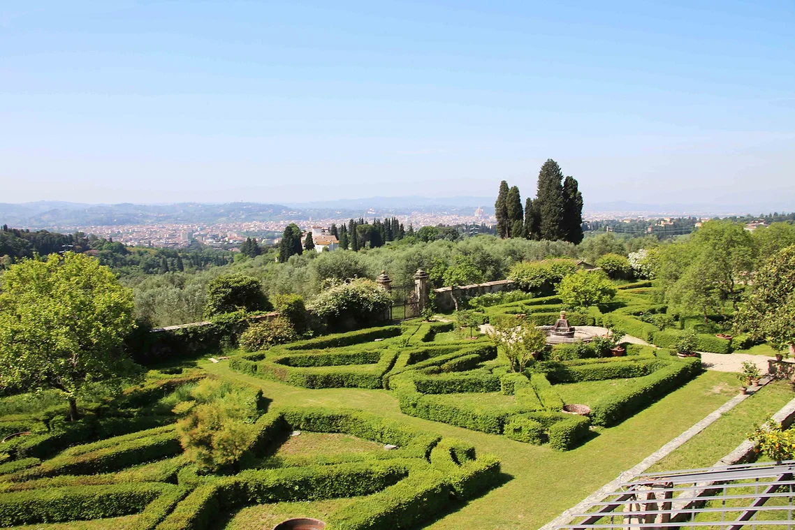 Nestled in the hills above Florence, Villa di Maiano is a breathtaking wedding venue that combines timeless elegance with authentic Tuscan charm.