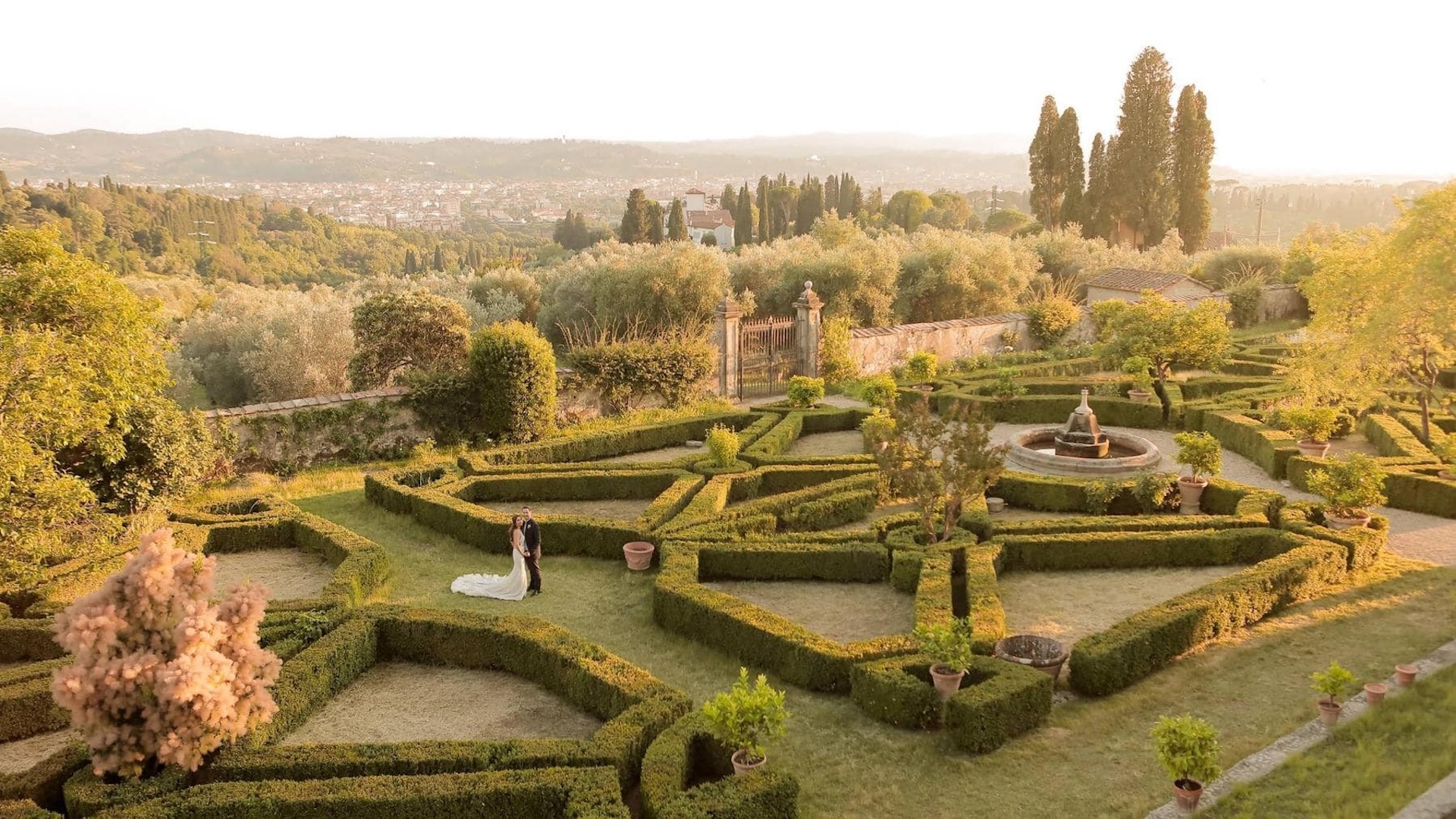 Nestled in the hills above Florence, Villa di Maiano is a breathtaking wedding venue that combines timeless elegance with authentic Tuscan charm.