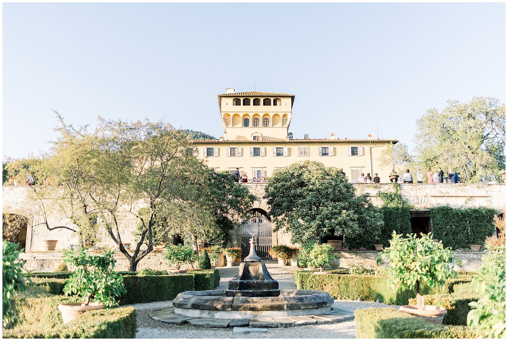 Nestled in the hills above Florence, Villa di Maiano is a breathtaking wedding venue that combines timeless elegance with authentic Tuscan charm.
