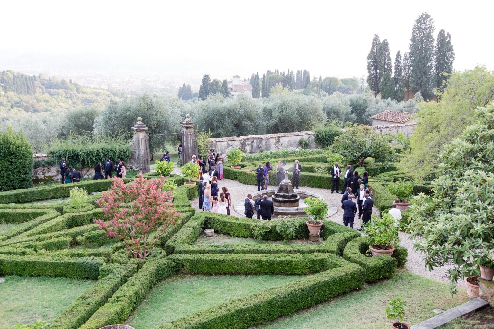 Nestled in the hills above Florence, Villa di Maiano is a breathtaking wedding venue that combines timeless elegance with authentic Tuscan charm.