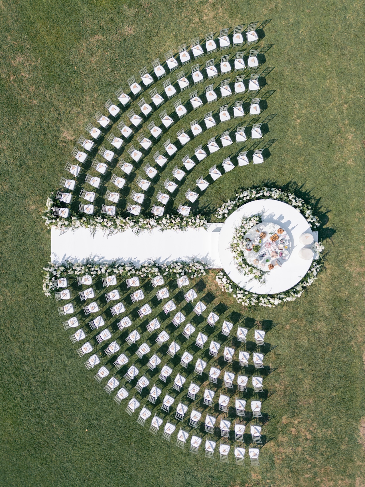 Che Chic - Destination wedding Italy - Home - Masterpieces 1 A circular wedding setup an plein air