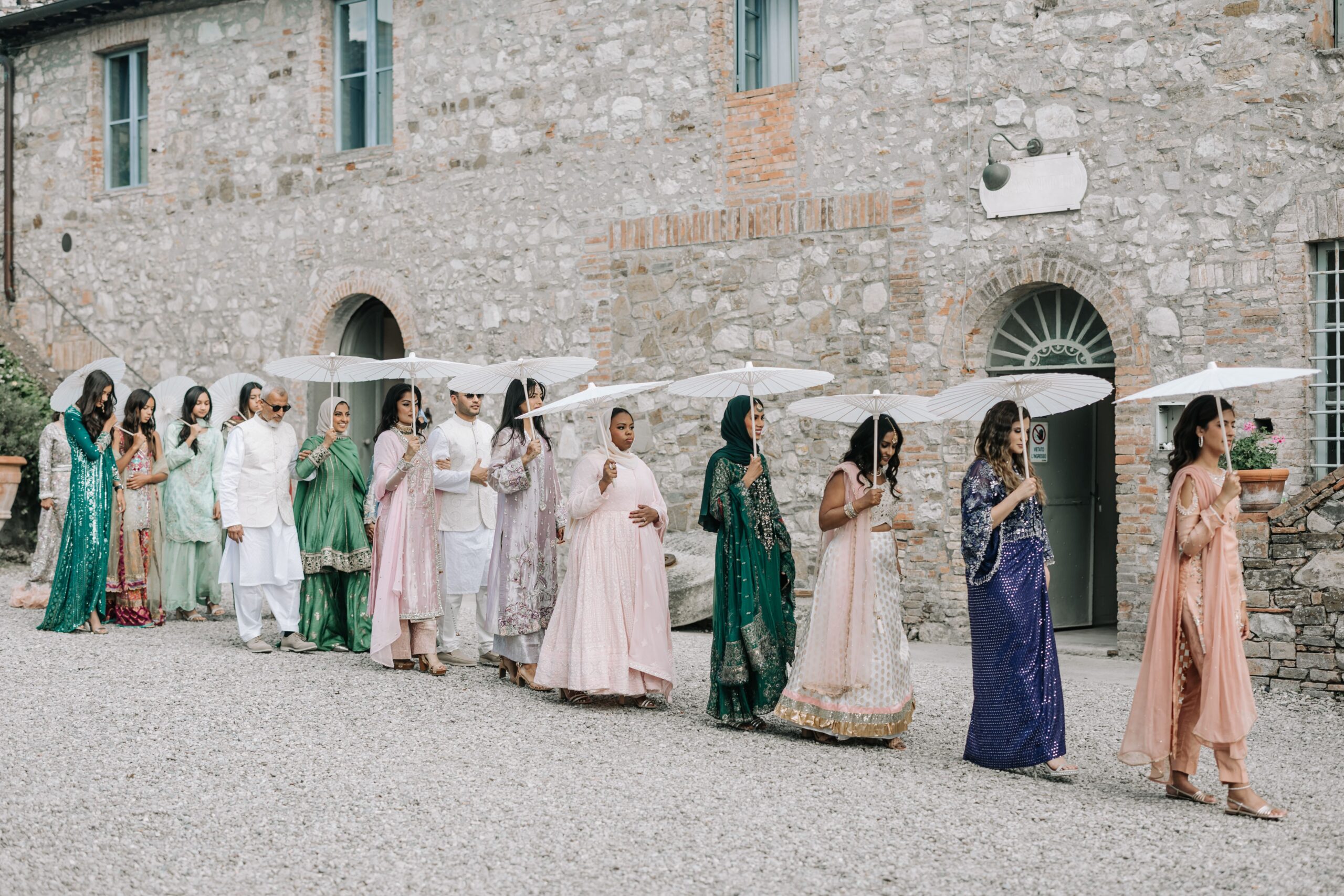 CheChic - Destination wedding Italy - Asyla & Aafaq - Bespoke Indian wedding in Tuscany10 Wedding guests with ombrellas for the sun