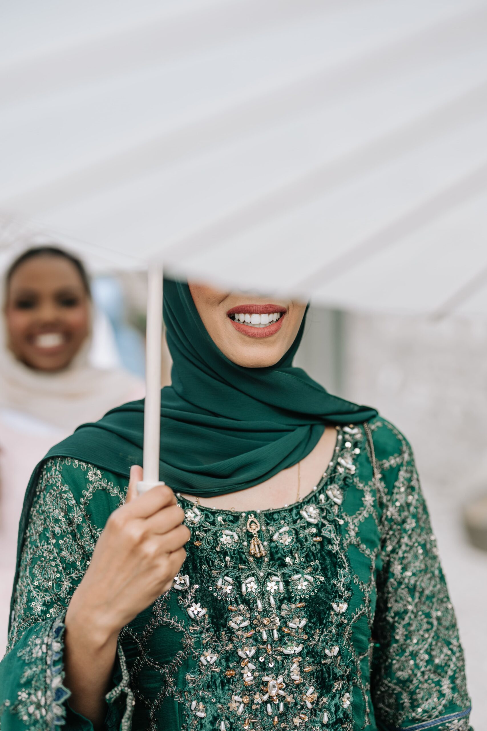 CheChic - Destination wedding Italy - Asyla & Aafaq - Bespoke Indian wedding in Tuscany11 A wedding guests with an ombrella for the sun