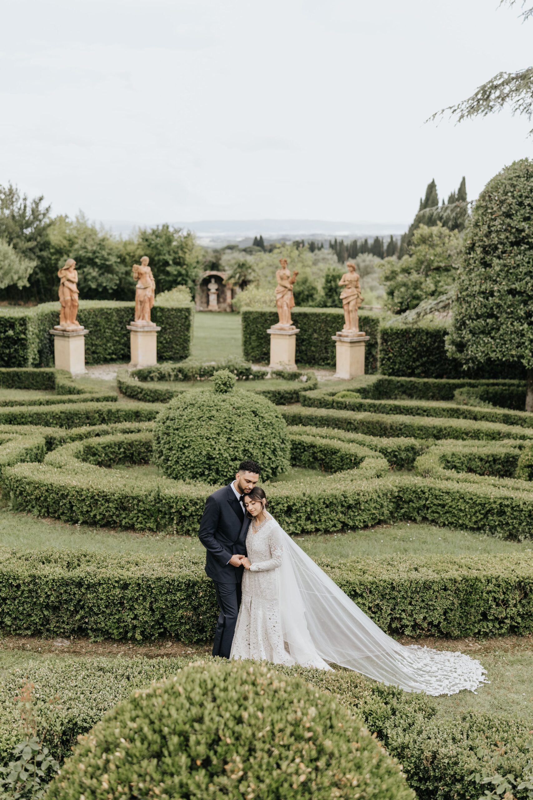 CheChic - Destination wedding Italy - Asyla & Aafaq - Bespoke Indian wedding in Tuscany26 Bride and groom's hug in the garden