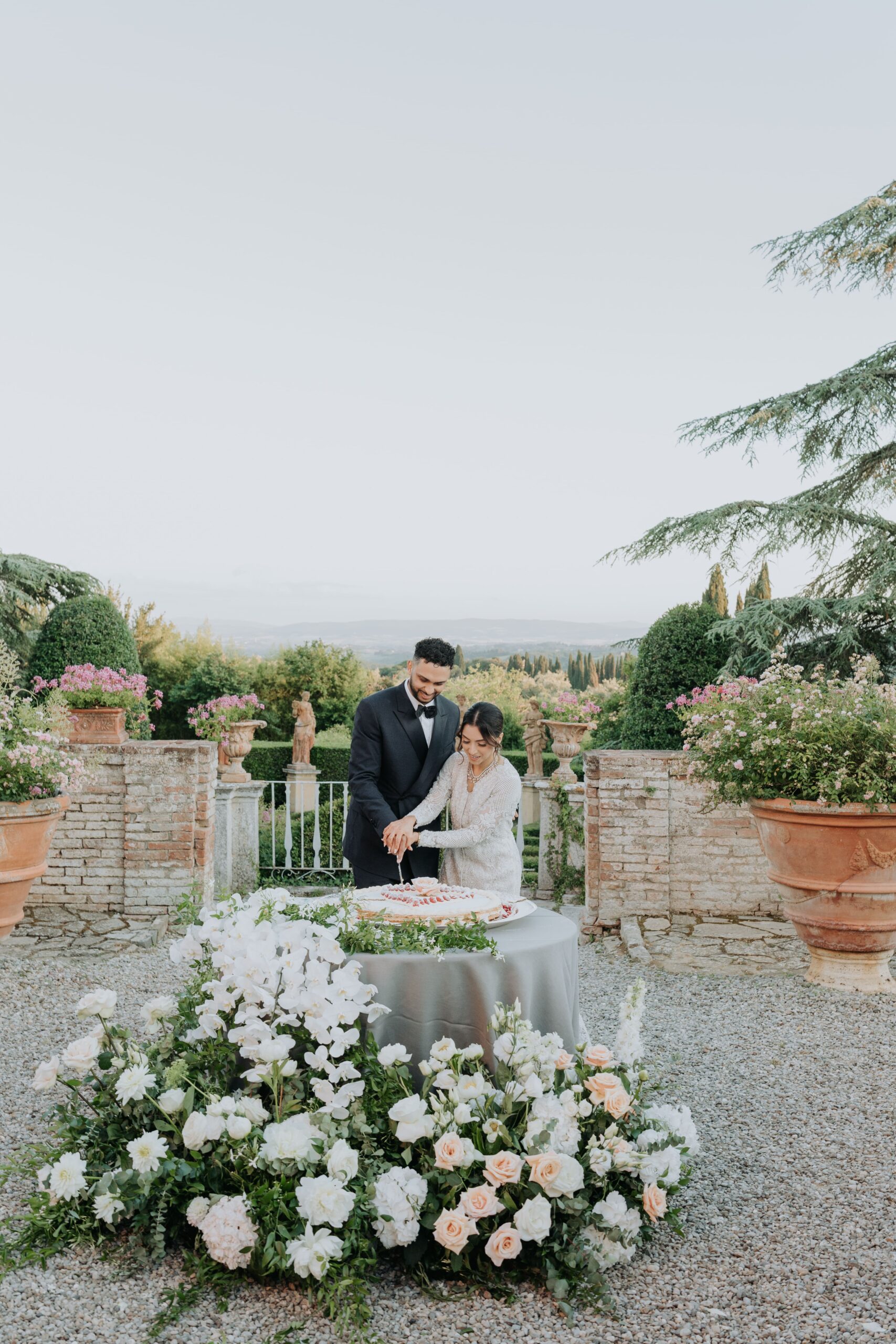 CheChic - Destination wedding Italy - Asyla & Aafaq - Bespoke Indian wedding in Tuscany31 The cake cutting with bride and groom