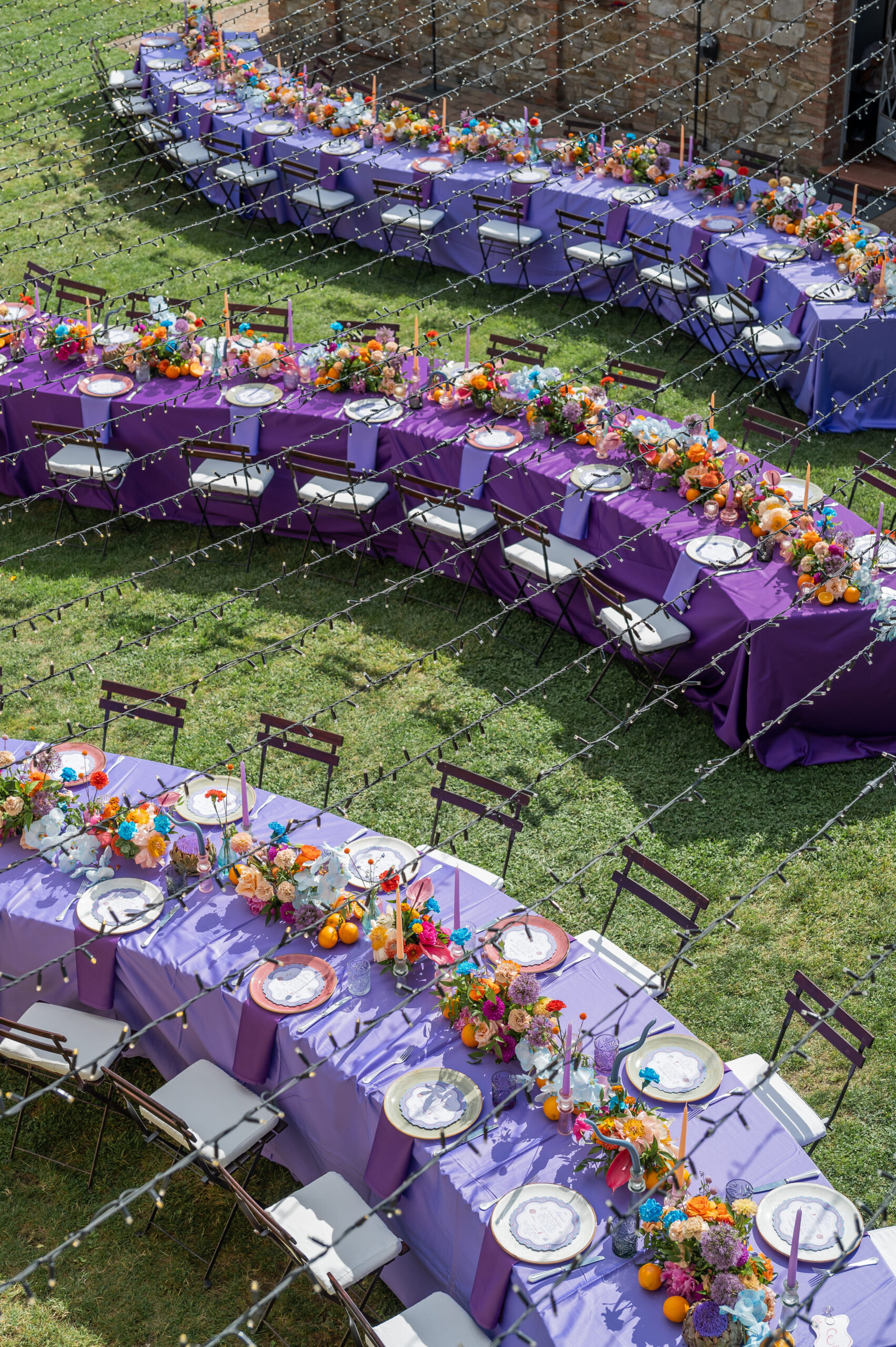 CheChic - Destination wedding Italy - Asyla & Aafaq - Bespoke Indian wedding in Tuscany37 Serpentine and colorful wedding tables for an Indian wedding in Italy