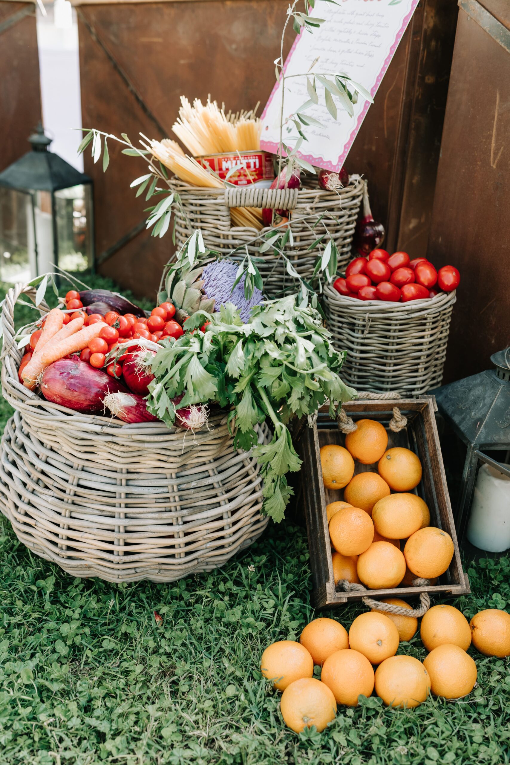 CheChic - Destination wedding Italy - Asyla & Aafaq - Bespoke Indian wedding in Tuscany7 A Tuscan and rustic wedding setup with carrots, tomatoes and oranges
