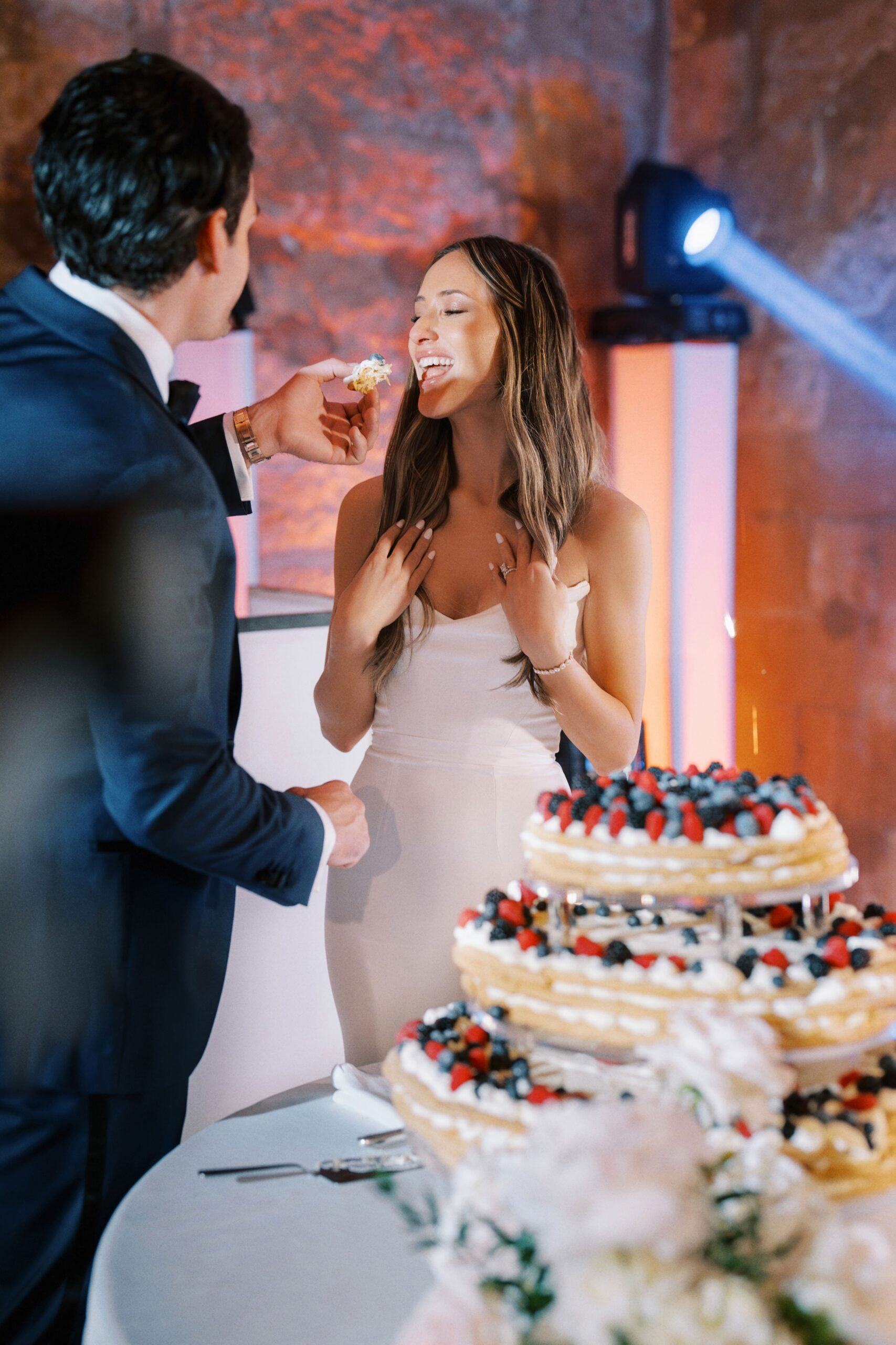 The bride and groom with the wedding cake