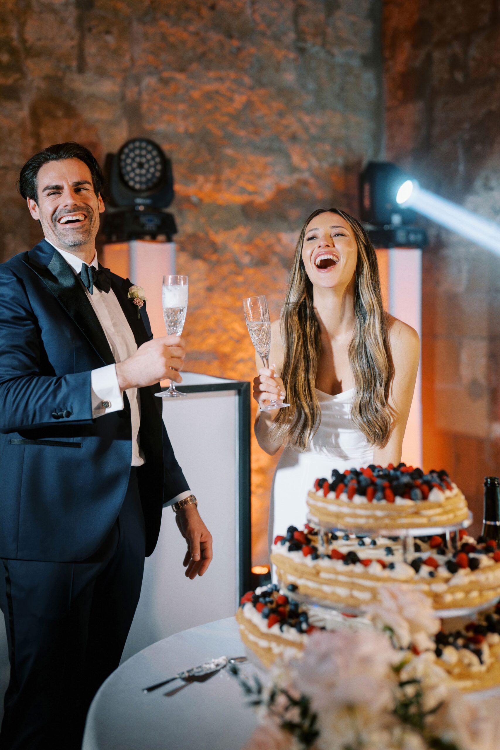 The bride and groom with the wedding cake