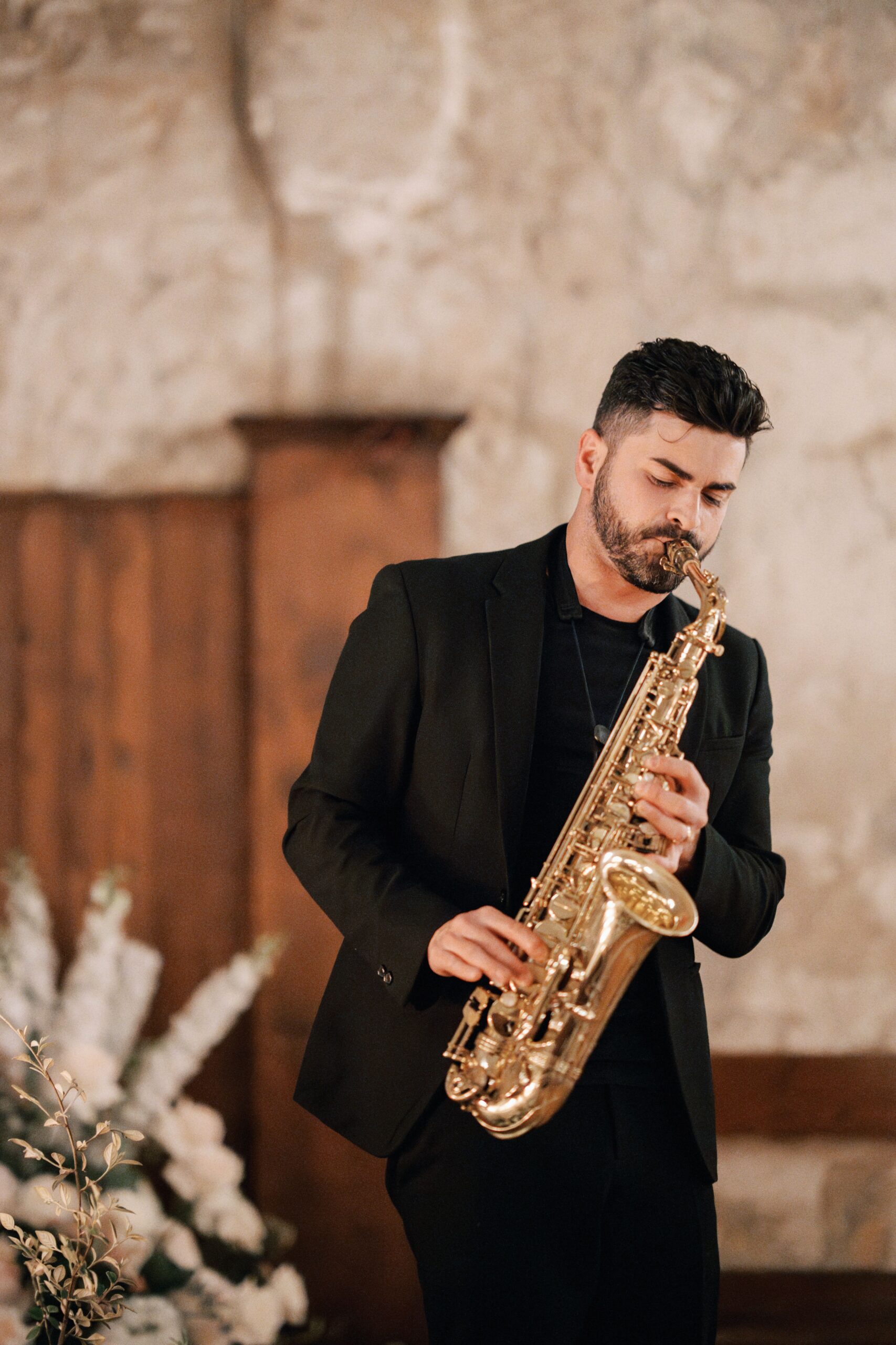 Live music during a wedding dinner
