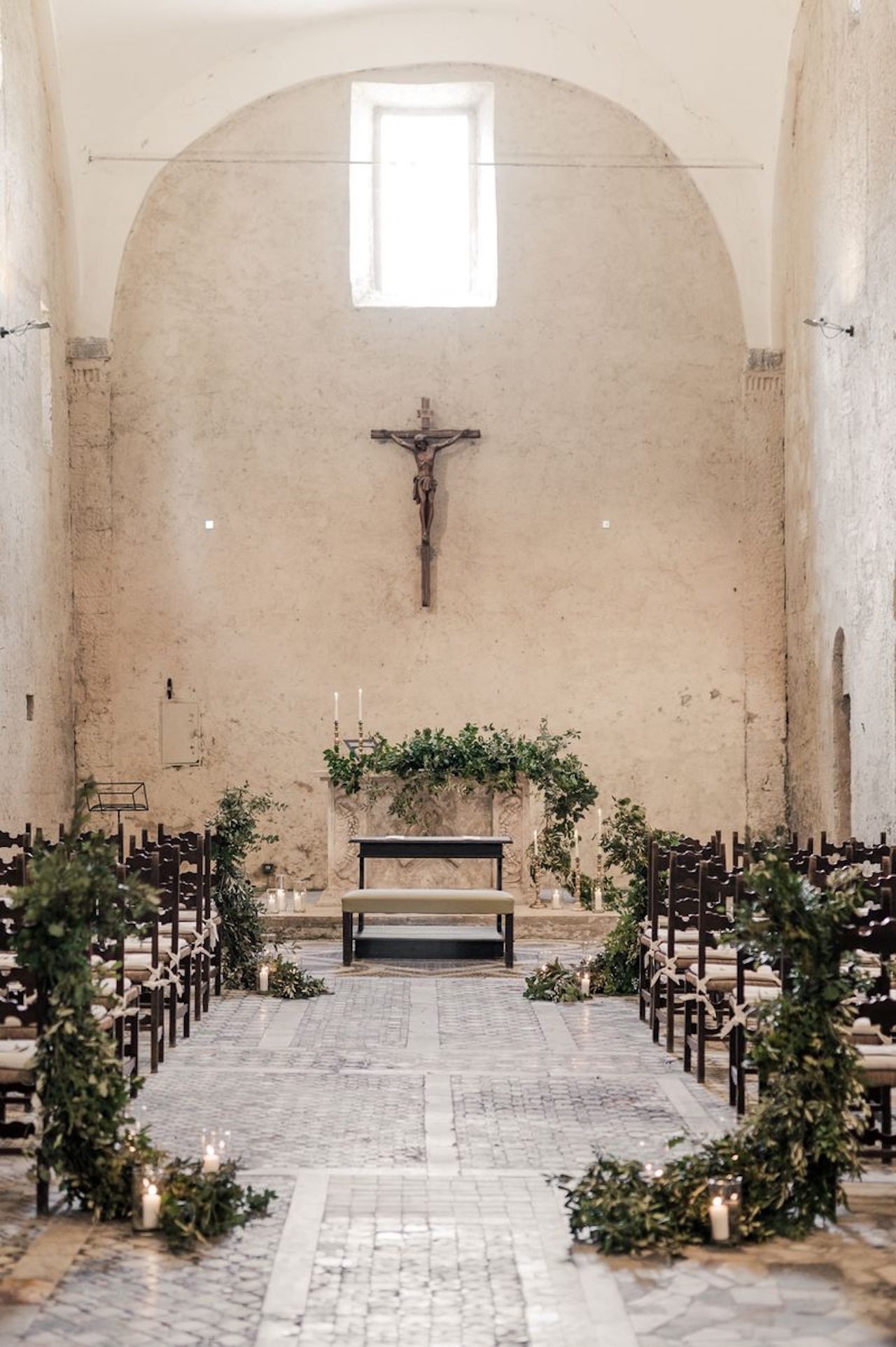 A natural and refined flower setup in the church near La Badia di Orvieto, Umbria