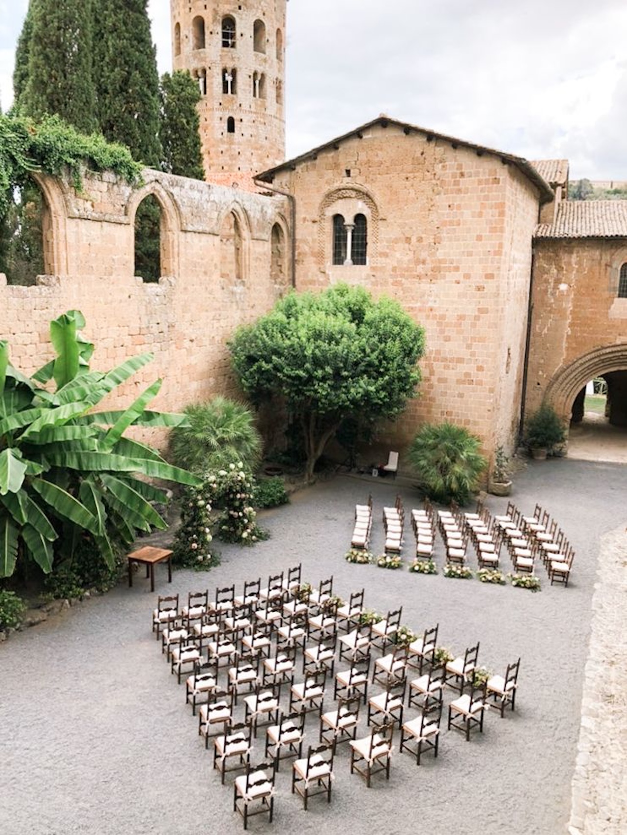 La Badia di Orvieto is a stunning historic wedding location set in a beautifully restored 12th‑century Benedictine abbey amid the rolling hills and olive groves near Orvieto in Umbria, Italy.