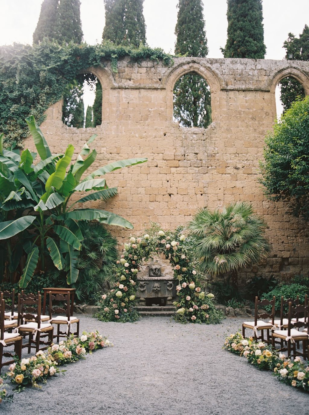 A romantic flower setup in La Badia di Orvieto, Umbria