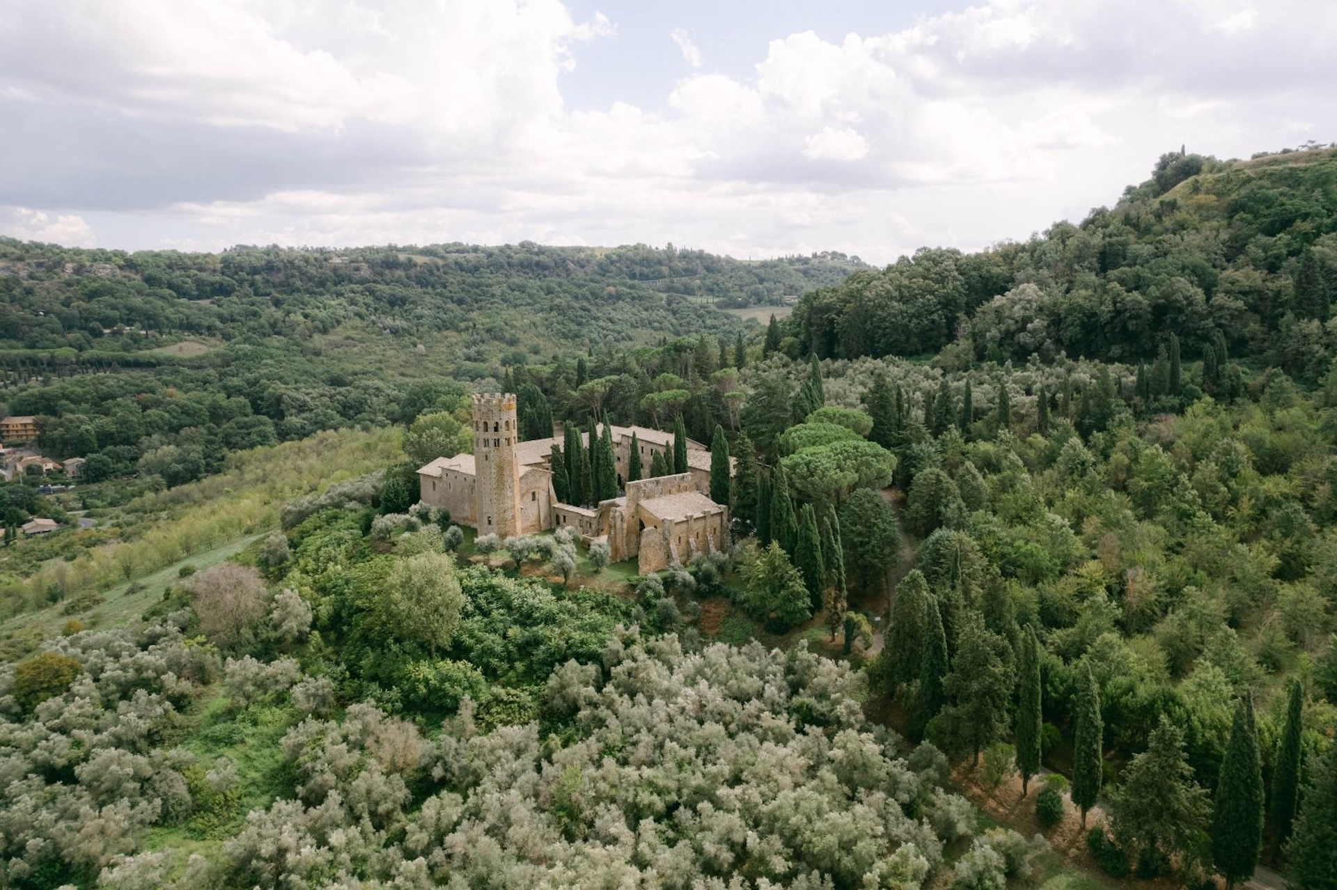 La Badia di Orvieto is a stunning historic wedding location set in a beautifully restored 12th‑century Benedictine abbey in Umbria